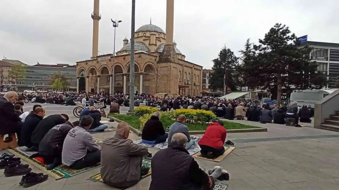 Ramazanın son cuma namazında camiler doldu taştı