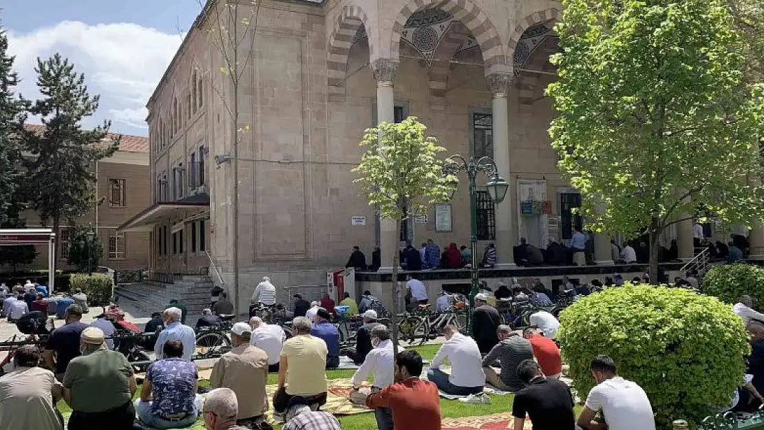 Ramazan ayının son cuması kılındı