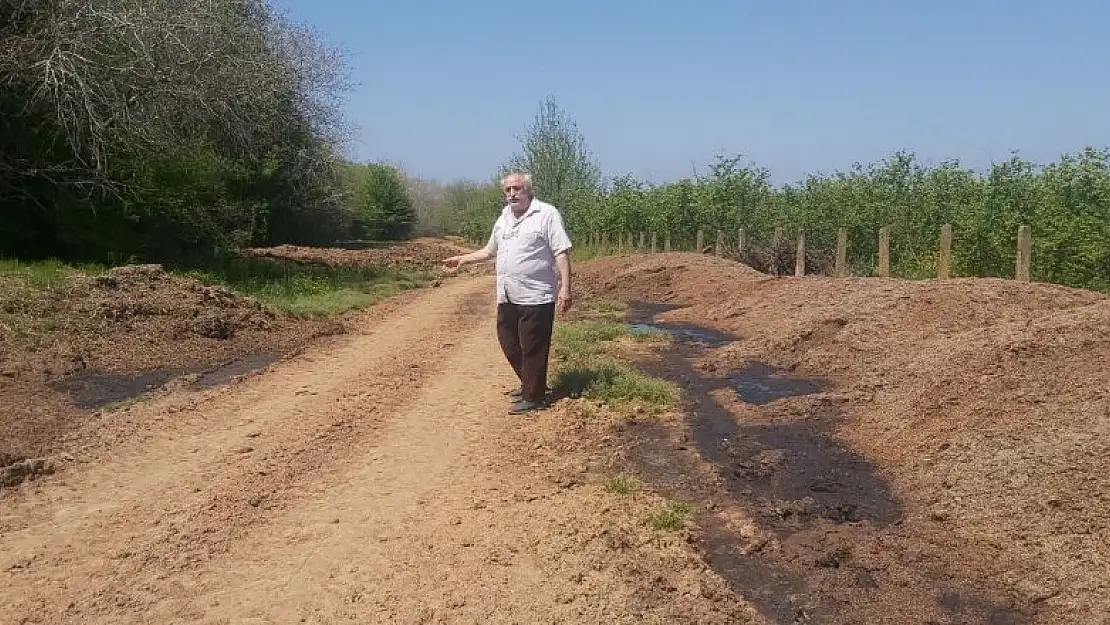 Yıllardır yol kenarına dökülen gübre vatandaşın kabusu oldu