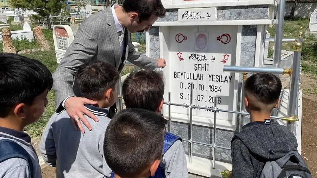 Kaymakam Açıkgöz, öğrencilerle şehit mezarını ziyaret etti