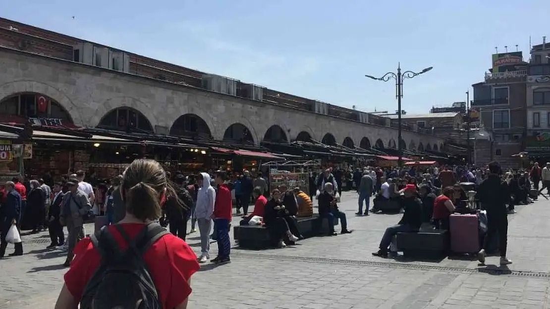 Eminönü'nde bayram alışverişi yoğunluğu yaşanıyor