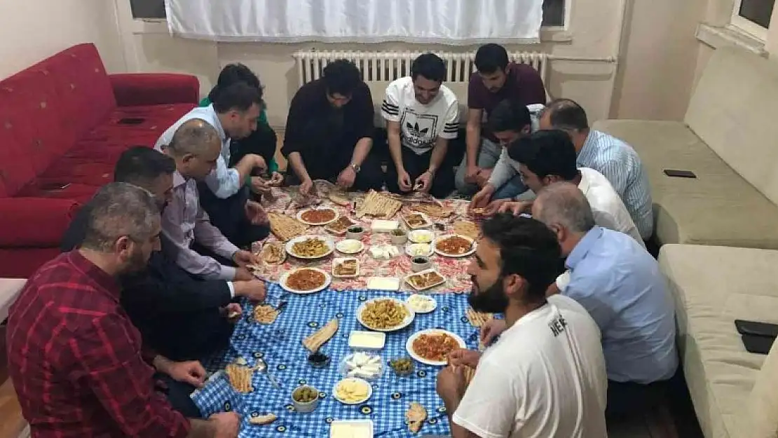 Rektör Prof. Dr. Göktaş, öğrenci evinde sahur yaptı