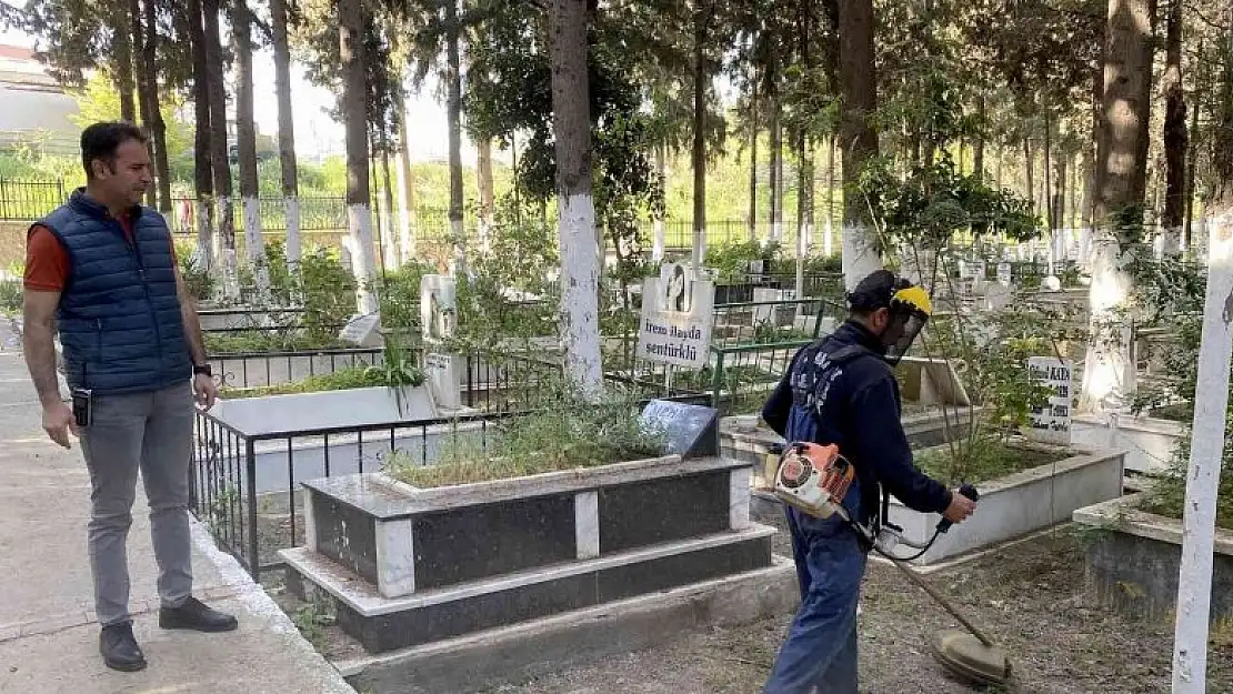 Kuşadası'nda mezarlıklar bayram ziyaretine hazır