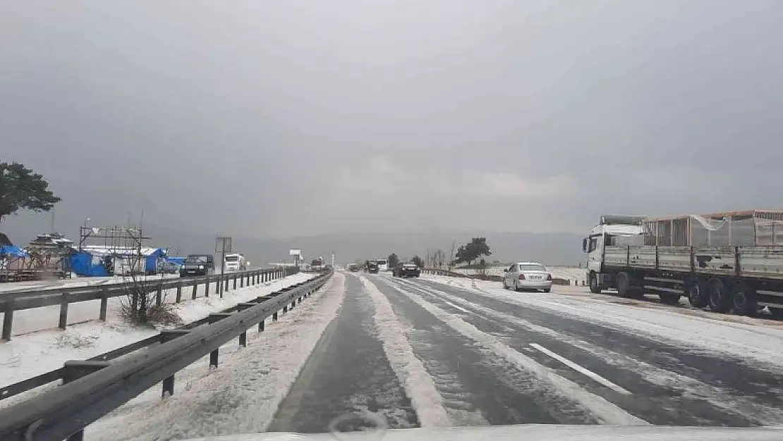 Dolu yağışı karayolunu beyaza bürüdü, sürücüler zor anlar yaşadı