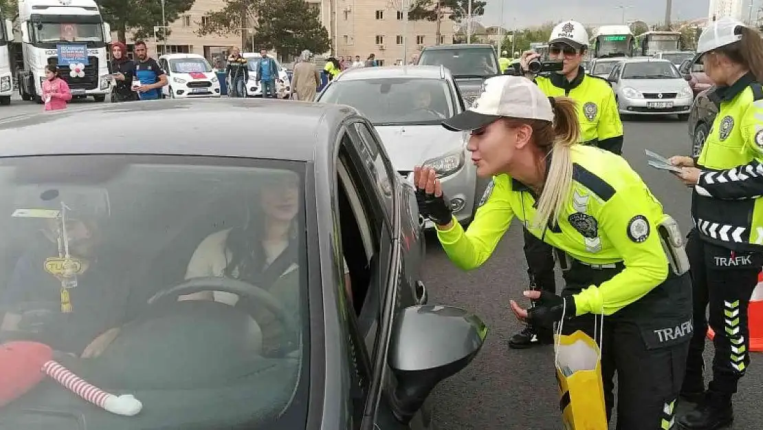 Emniyet kemerini takmayan çift, simülasyonda şok oldu