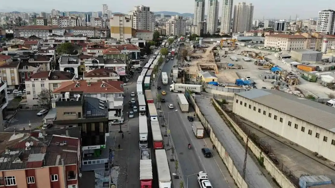 Ataşehir'de gümrük müdürlüğü önünde kontak kapattıran tır kuyruğu