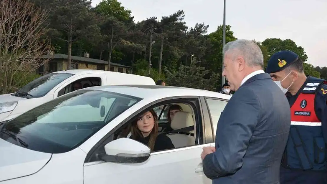 Çekmeköy'de 'Bu Yolda Hep Birlikteyiz' kampanyasıyla gerçekleşen trafik denetimine Kaymakam Resul Çelik katıldı