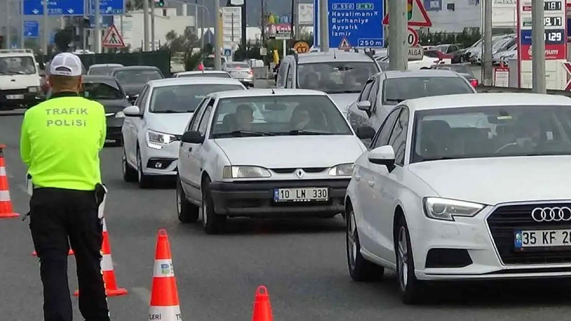 Tatil bölgelerinde trafik yoğunluğu başladı