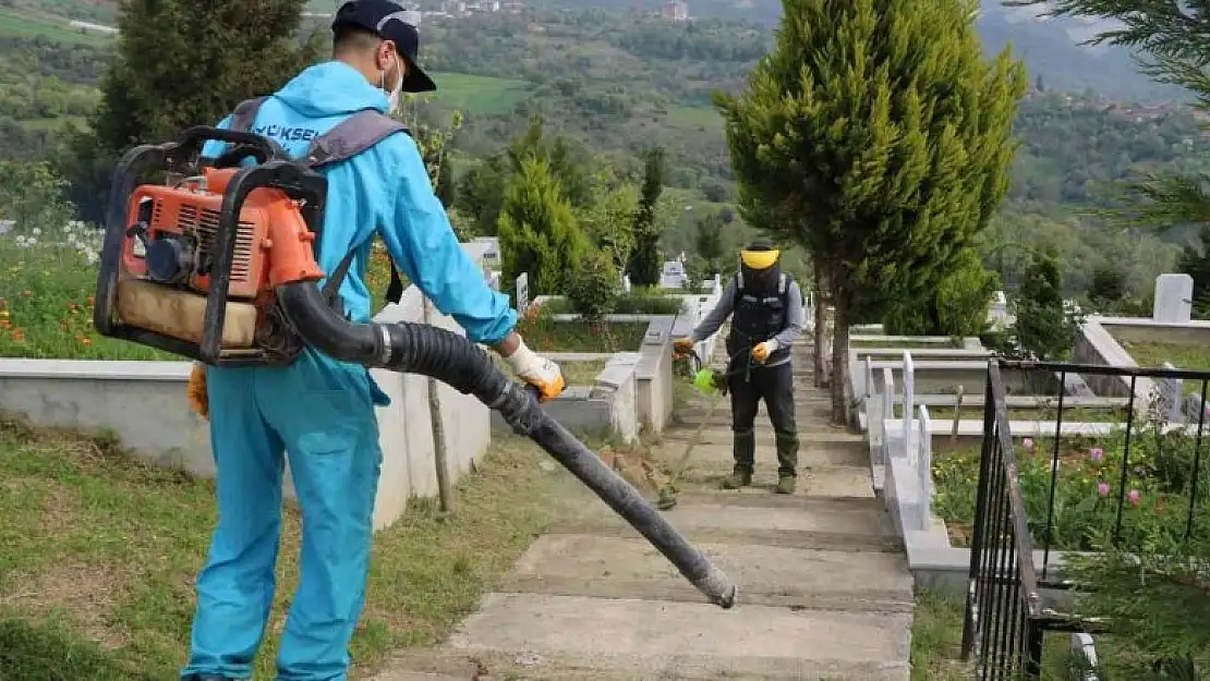 Mezarlıklar bayrama hazırlanıyor