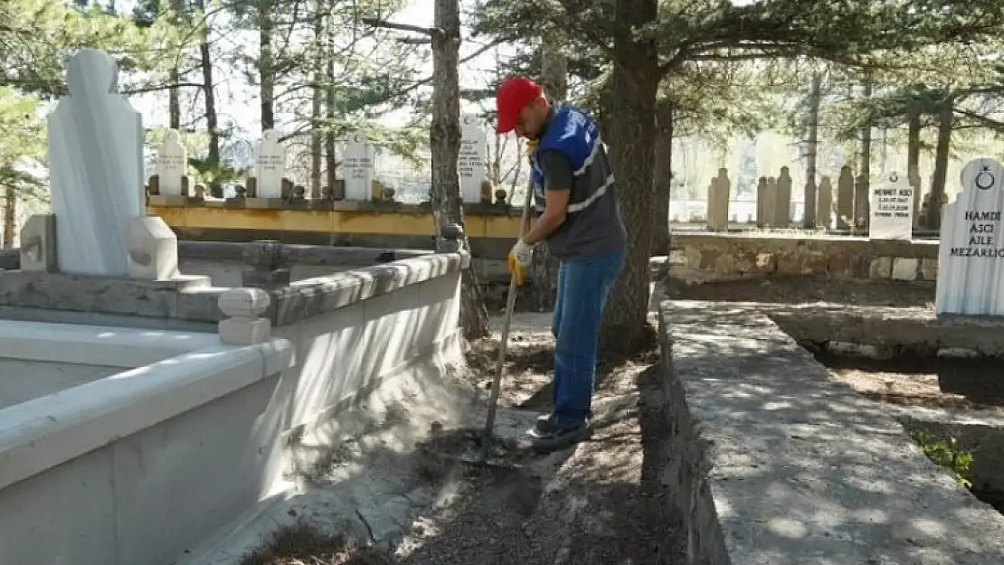 Melikgazi'de bayram öncesi mezarlıklar temizlendi