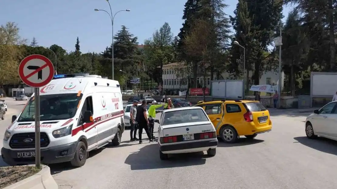 Bilecik'te otomobiller kavşakta çarpıştı 1 yaralı