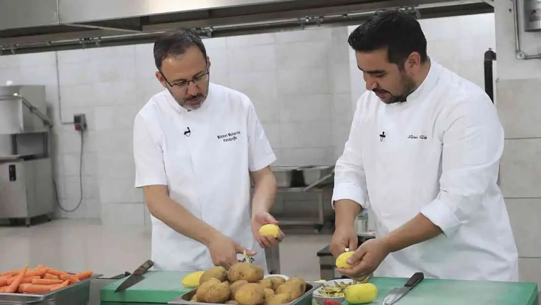 Bakan Kasapoğlu mutfağa girdi, gençlere iftar menüsü hazırladı