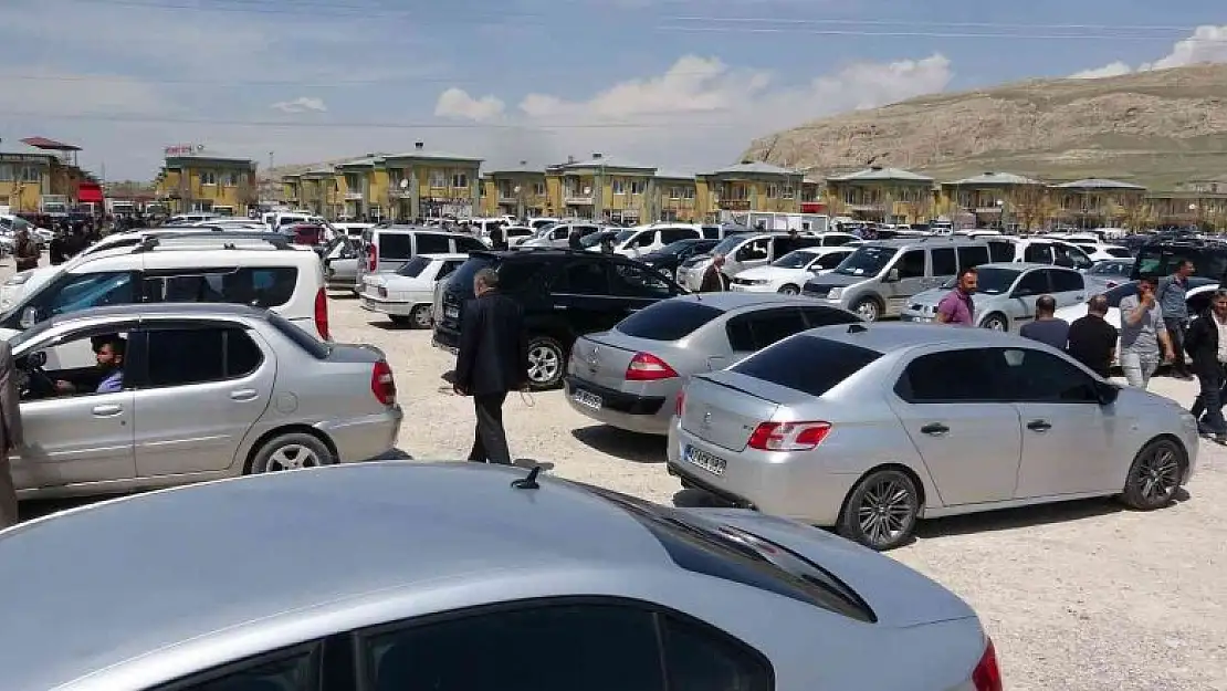 Van'da Ramazan Bayramı öncesi açık oto pazarında yoğunluk