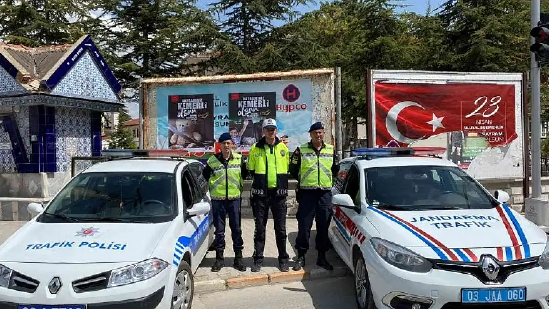 Bolvadin'de polis ve jandarma sürücüleri afişlerle uyardı