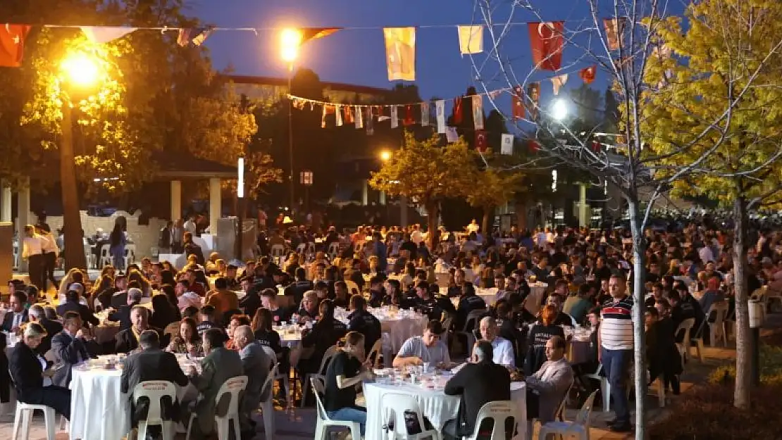 Başkan Böcek, belediye personeli ile iftarda buluştu