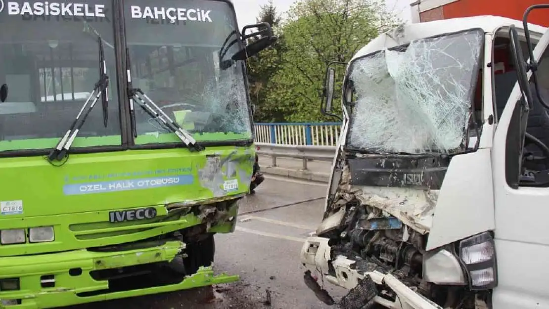 Kamyonet ile halk otobüsü kafa kafaya çarpıştı: 2 yaralı