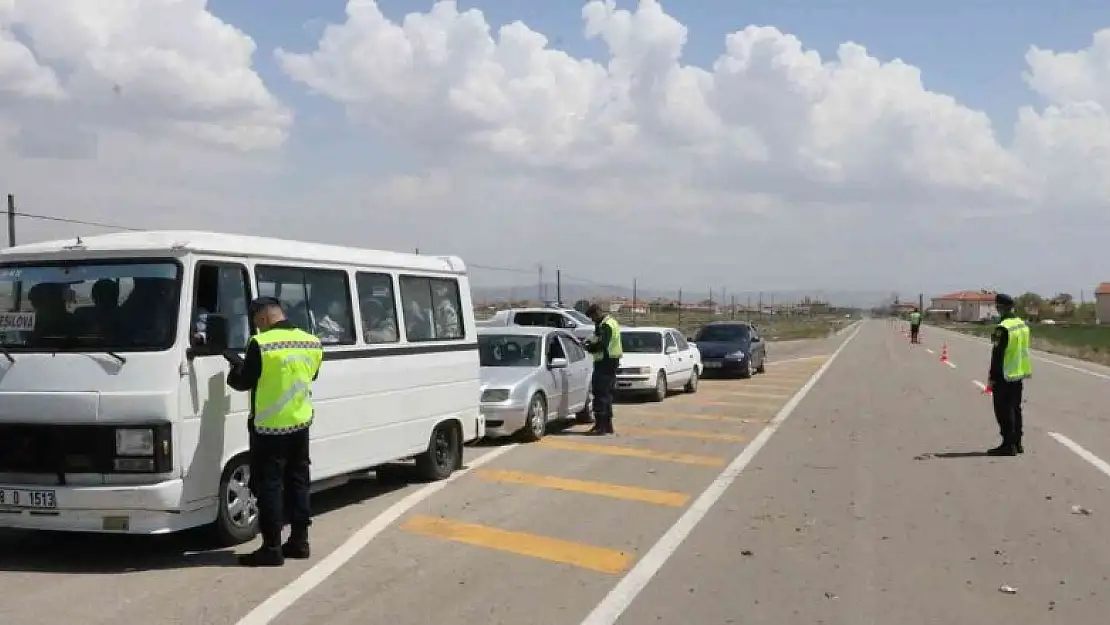 Aksaray'da jandarma bayram öncesi trafiği hem havadan hem de karadan denetliyor