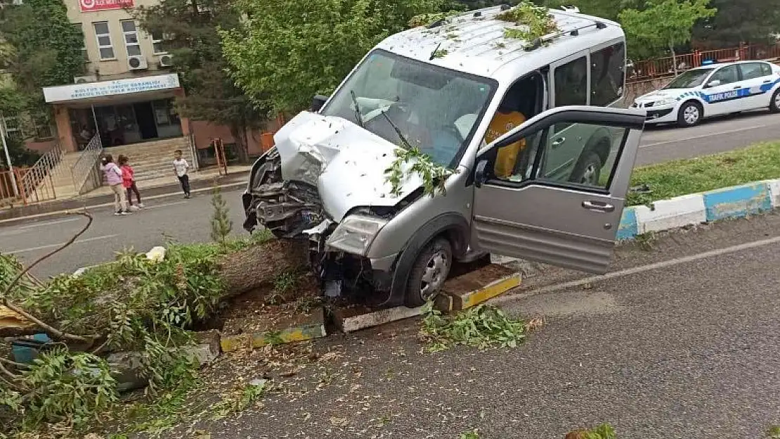 Kazada hurdaya dönen araçtan burnu bile kanamadan kurtuldu