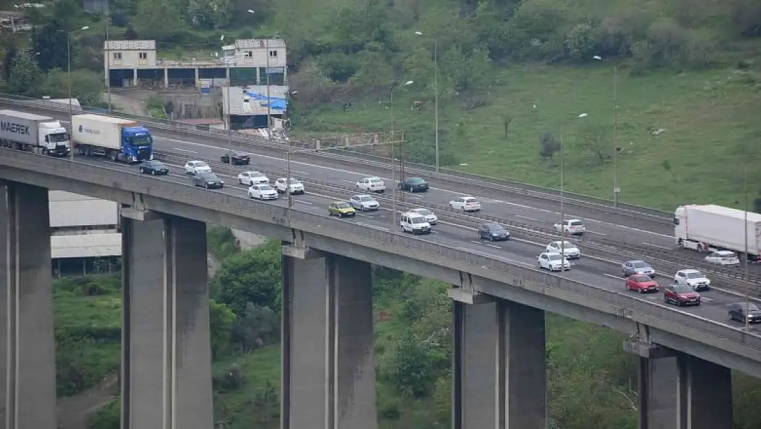 Viyadük ve rampalarda bayram trafiği yoğunluğu