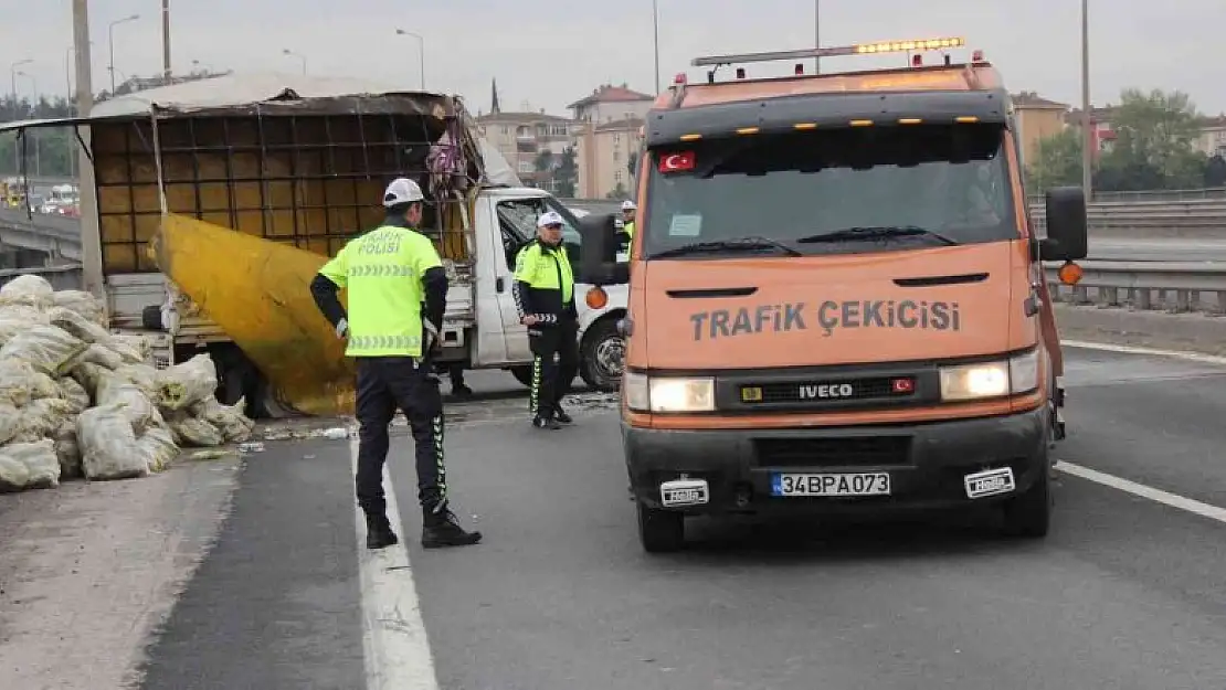 Mısır yüklü kamyonet yola devrildi