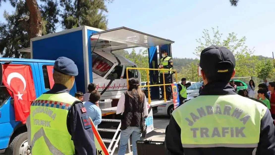 İzmir'de jandarma ekiplerinden öğrencilere trafik eğitim semineri