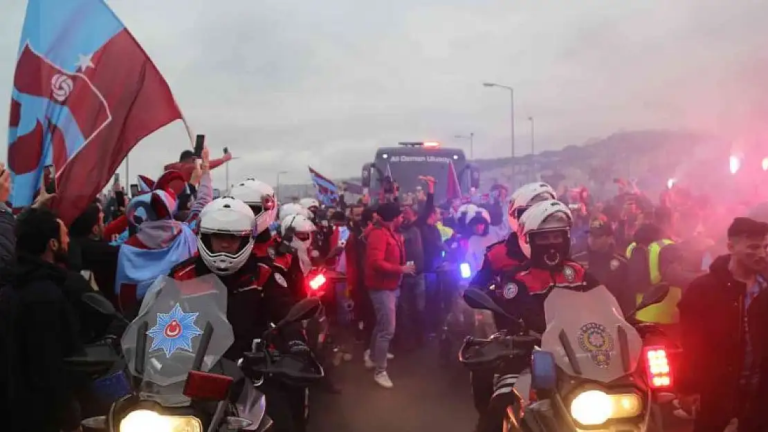 Trabzonspor kafilesi, yoğun sevgi gösterileri arasında stada ulaştı