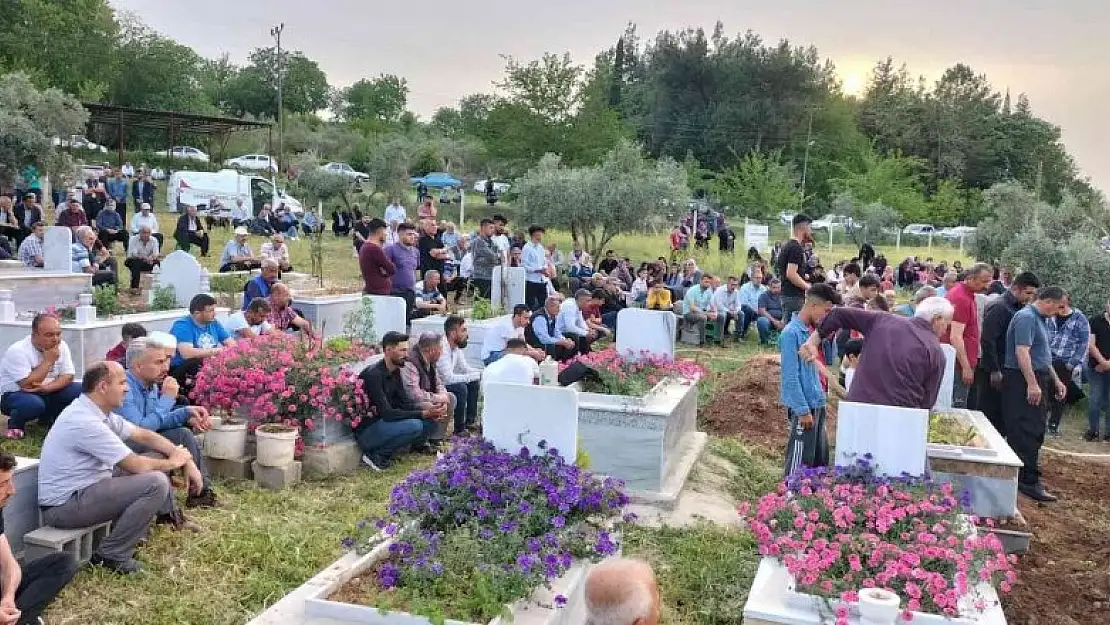 Öldürülen anne ve oğlu yan yana toprağa verildi