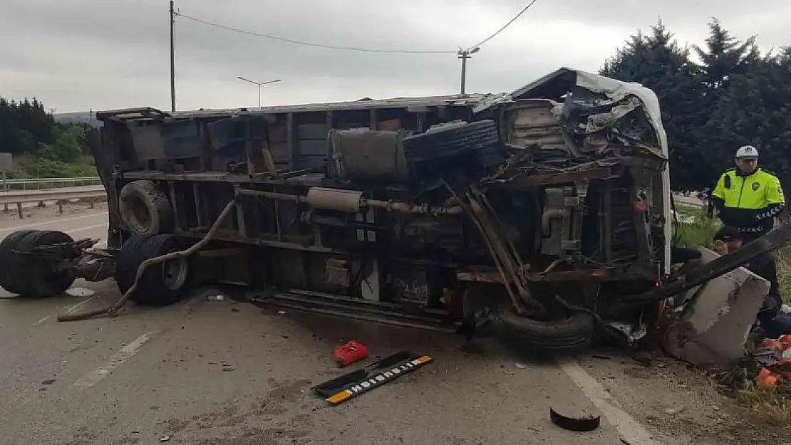 Bursa'da kontrolden çıkan kamyon yan yattı: 1 yaralı