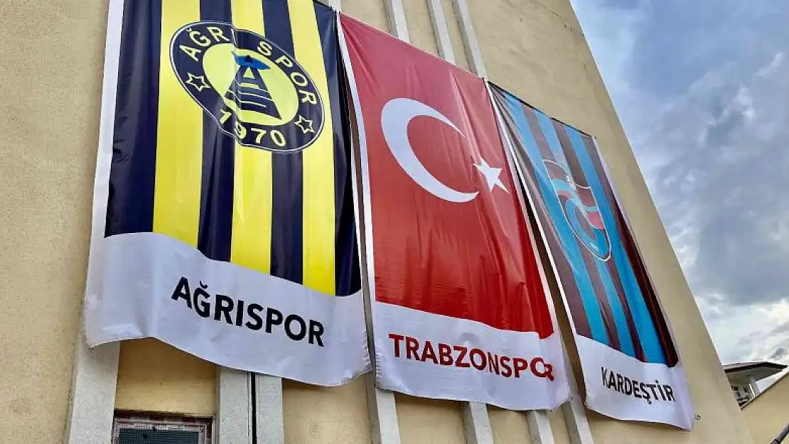 Ağrıspor ve Trabzonspor bayrağı Ağrı Belediyesinde dalgalandı