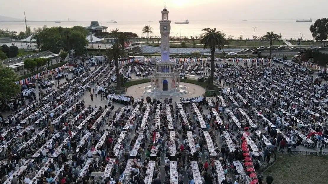 AK Parti İzmir'den 20 bin kişilik iftar