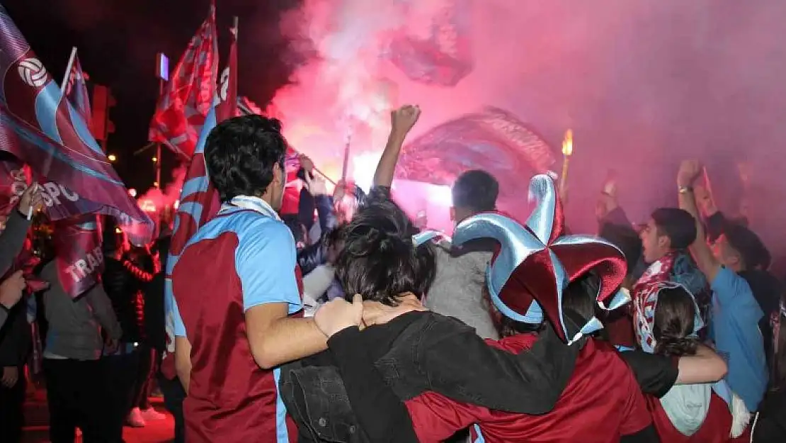 Trabzonspor'un şampiyonluğu Kocaeli'de taraftarları sokağa döktü