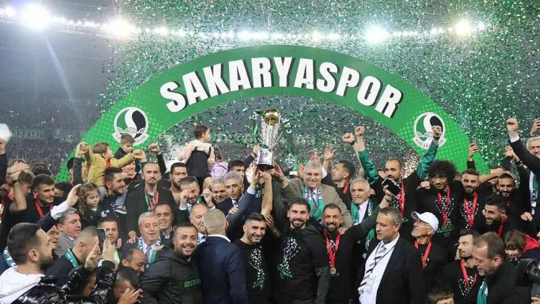 Sakaryaspor'da çifte bayram şampiyonluk kupası kalktı 10 binler sahaya indi