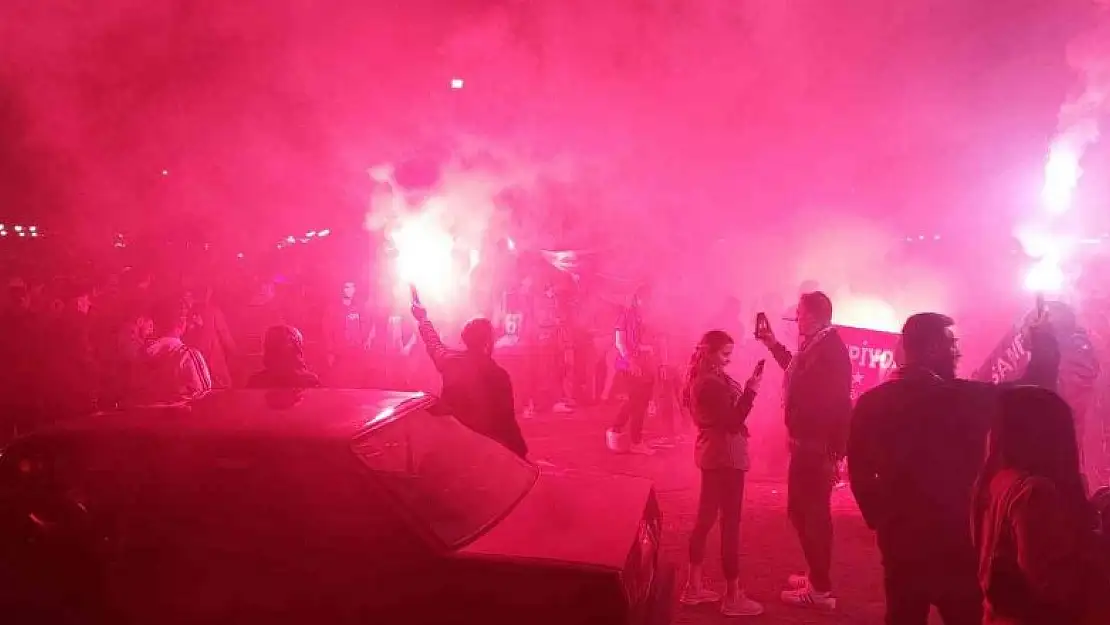 Trabzonspor'un Tekirdağ'daki taraftarı çıldırdı Horon oynadılar, tozu dumana kattılar