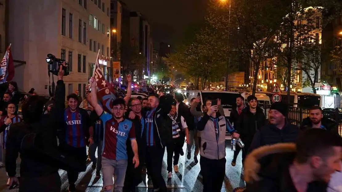 Trabzonspor taraftarı Taksim'e akın etti