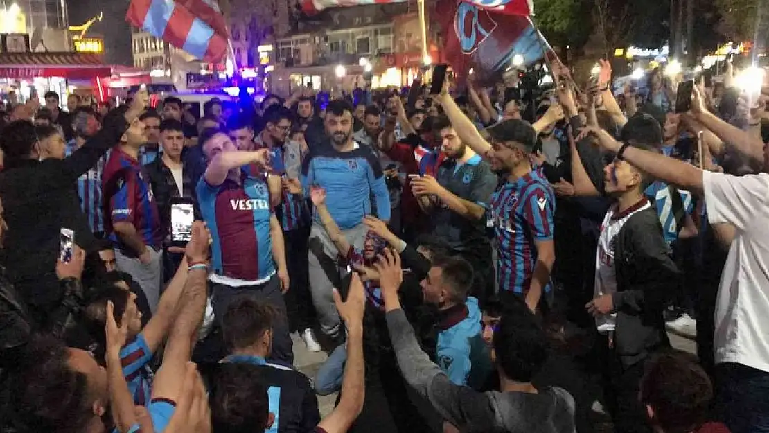 Erzincanlılar Trabzonspor'un şampiyonluğunu coşkuyla kutladı