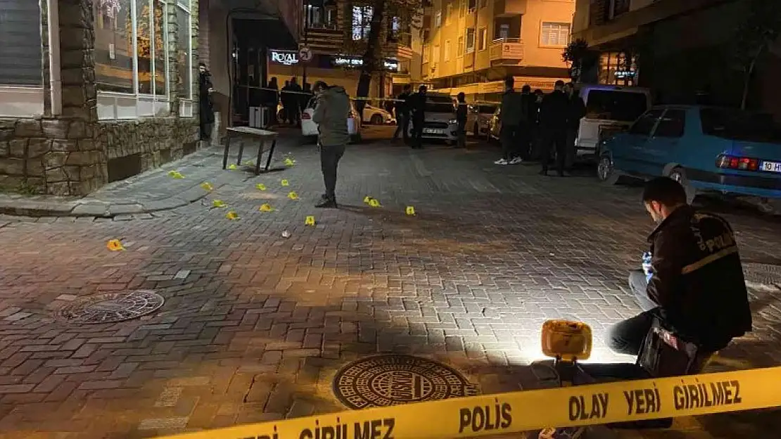 Zeytinburnu'nda sokak ortasında silahlı çatışma: 3 yaralı