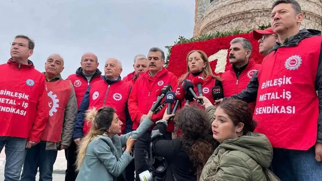 Birleşik Metal-İş Sendikası ve DİSK üyeleri Taksim'deki Cumhuriyet Anıtı'na çelenk bıraktı