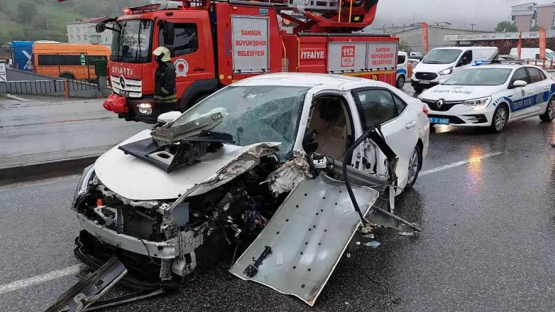 Ağaca çarparak hurdaya dönen otomobilden yaralı çıktılar