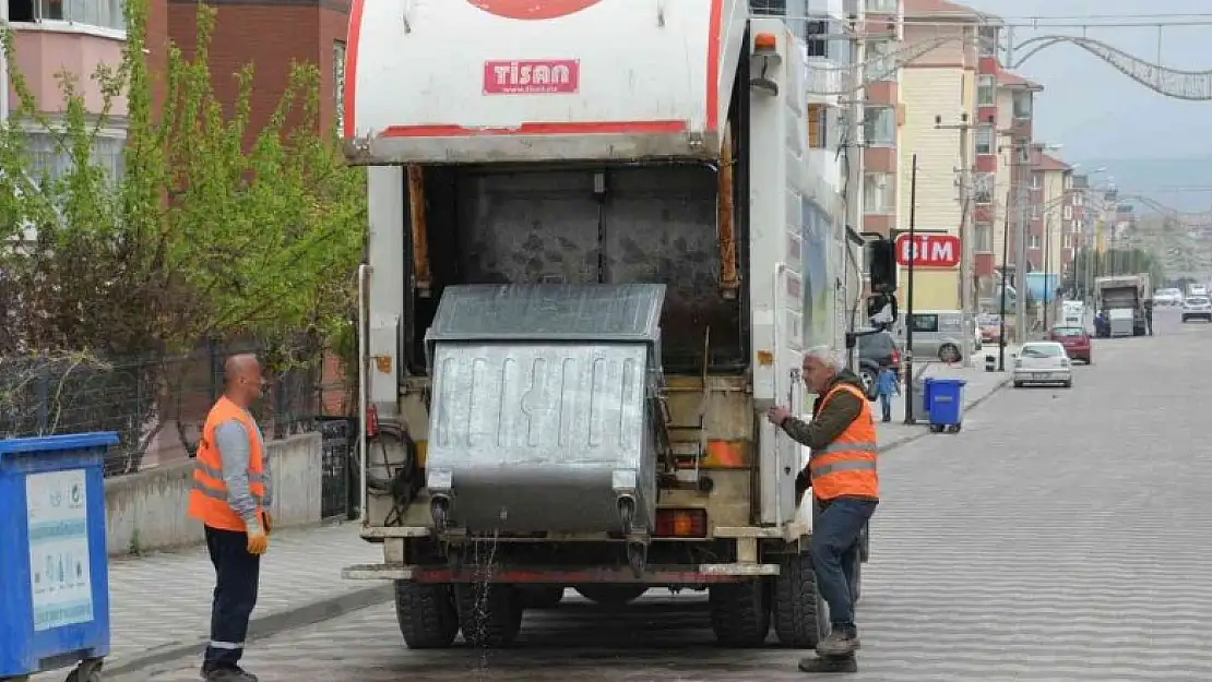 Çöp konteynerleri yıkanarak bayrama hazırlanıyor