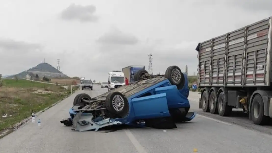 Takla atan otomobil yol ortasında ters dönerek durdu