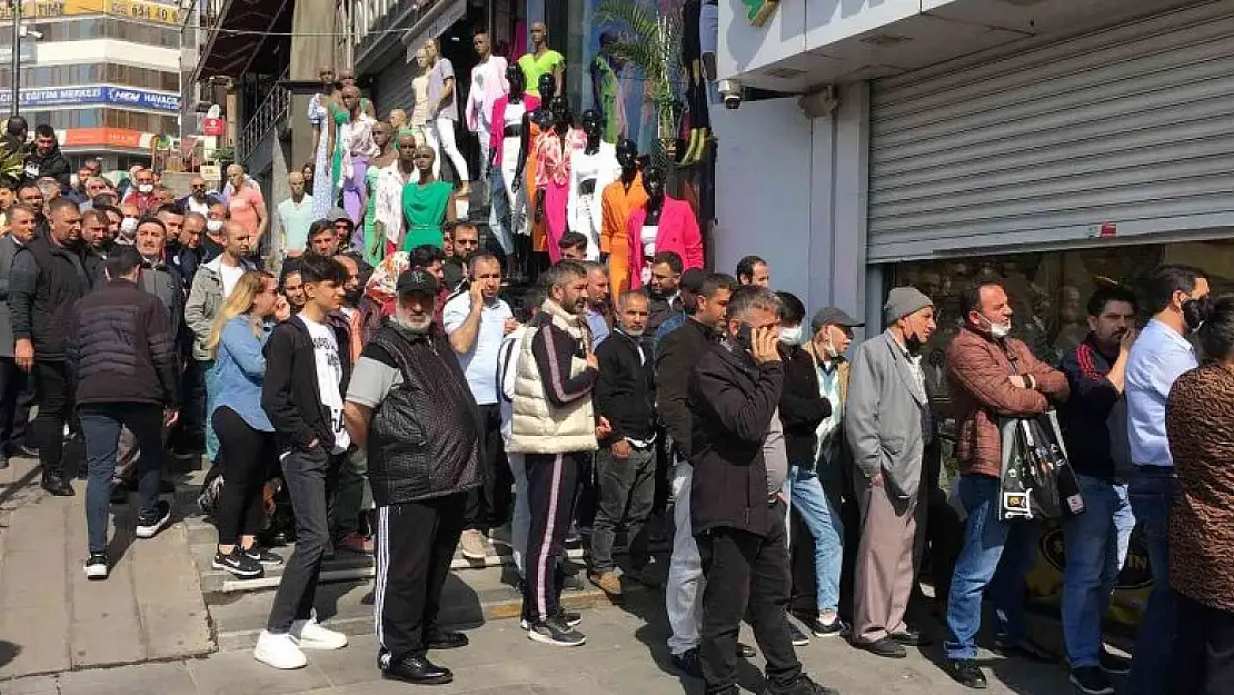 Şirinevler'de bayram öncesi metrelerce 'ucuz' baklava kuyruğu