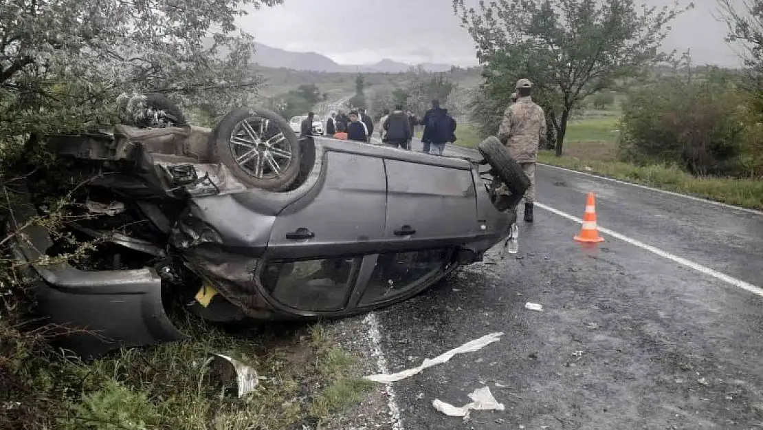 Kayganlaşan yolda kontrolden çıkan otomobil takla attı: 4 yaralı