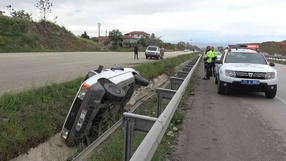 Bayram tatiline giden ailenin bulunduğu otomobil su kanalına devrildi: 4 yaralı