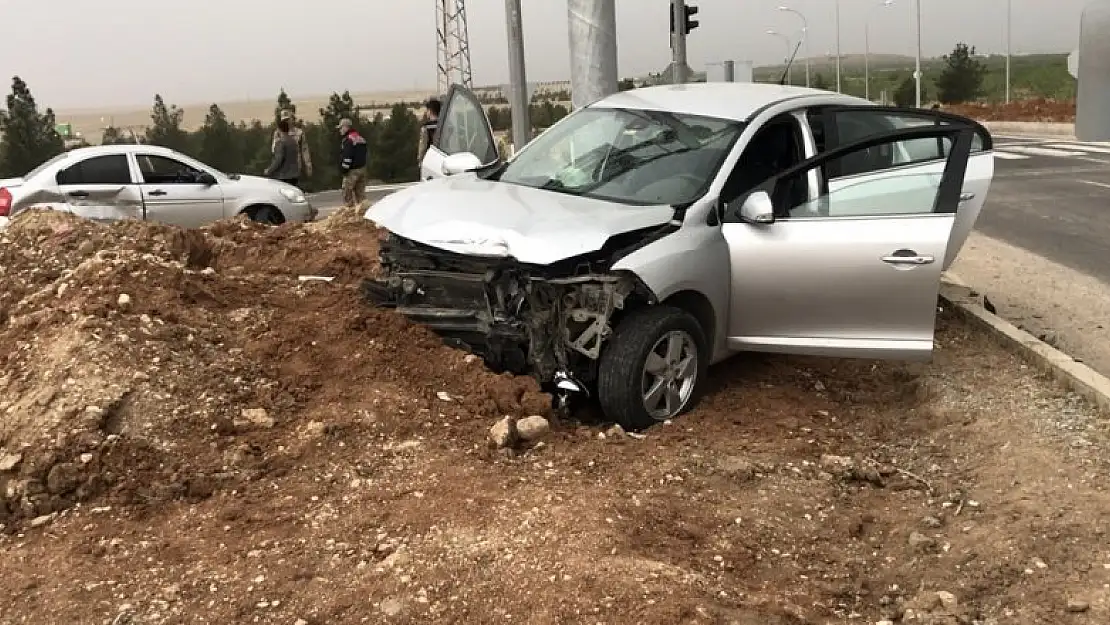 Yağmurda kayganlaşan yol kazayı beraberinde getirdi: 3 yaralı