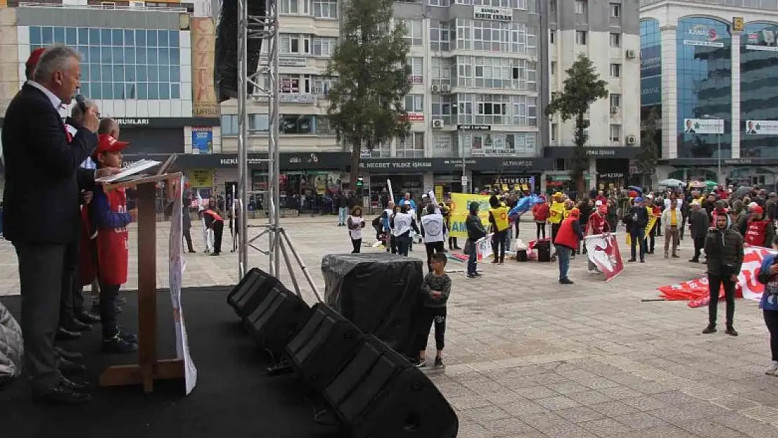 Samsun'da 1 Mayıs coşkusunu yağmur dindirdi