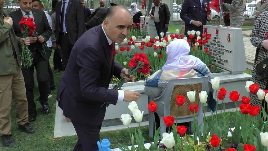 Kayseri protokolünden şehitliğe bayram ziyareti