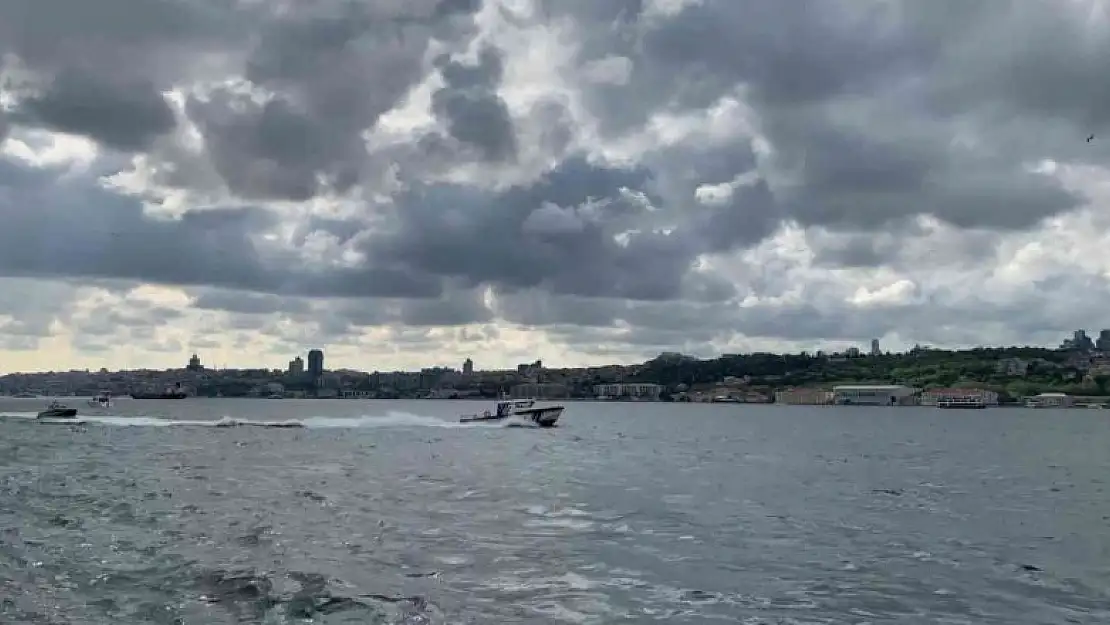 Üsküdar'da fotoğraf çekerken denize düşen genç akıntıda kayboldu