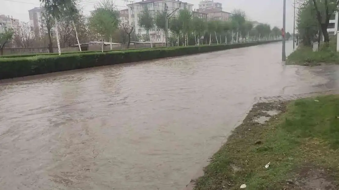 Kayseri'de sağanak yağış hayatı olumsuz etkiledi