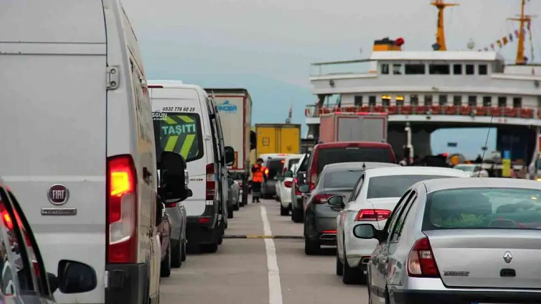 Tatilciler dönüş yolunda feribotlarda yoğunluk oluşturdu