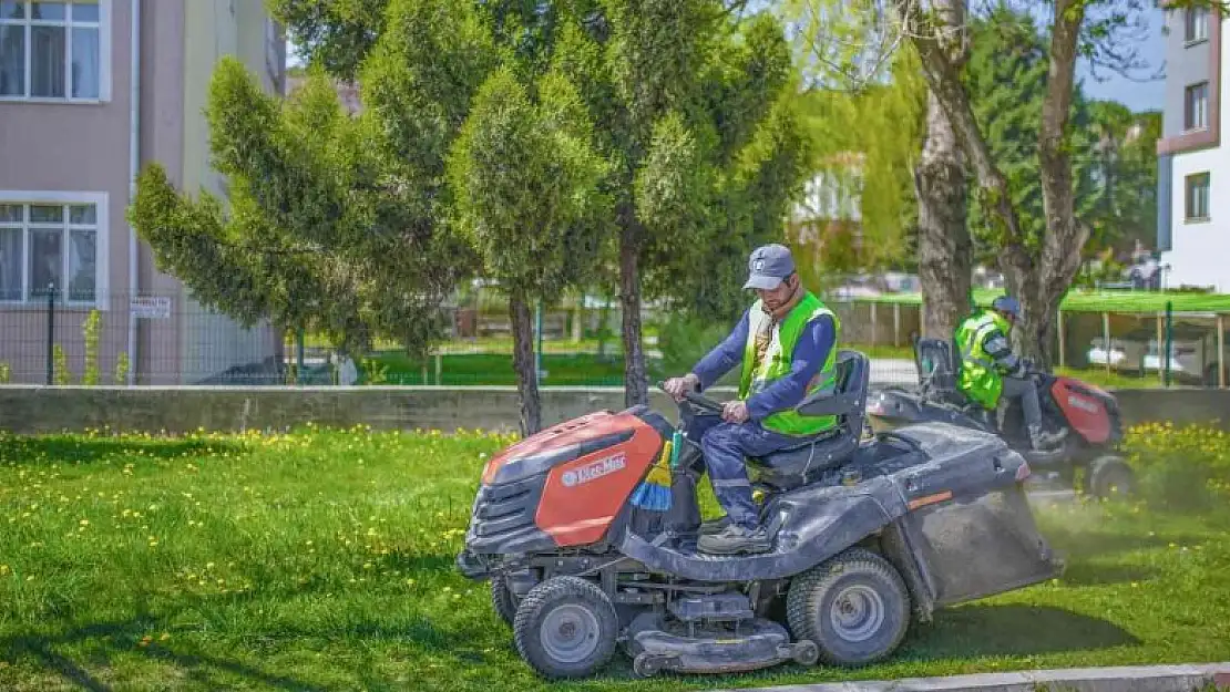 Şehir merkezi ve orta refüjlerdeki yeşil alanlarda çim biçme çalışmaları